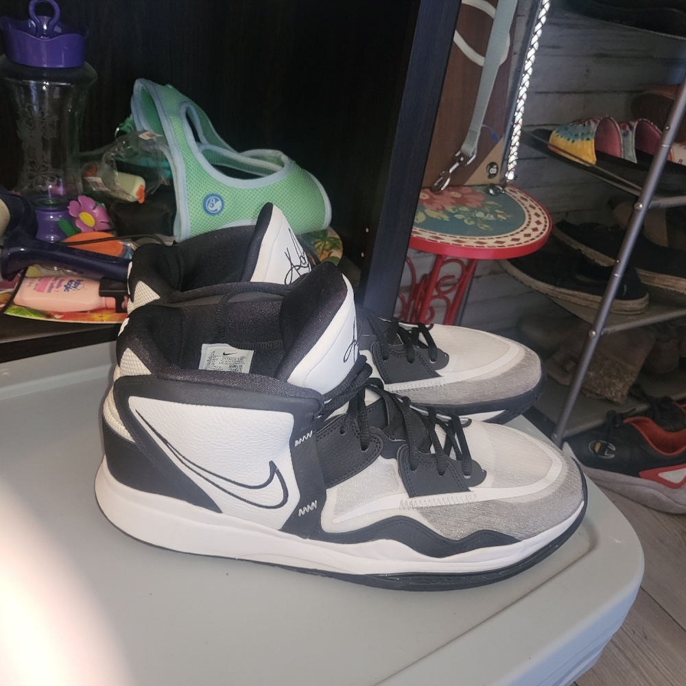 Kyrie size 15. Bnwot!